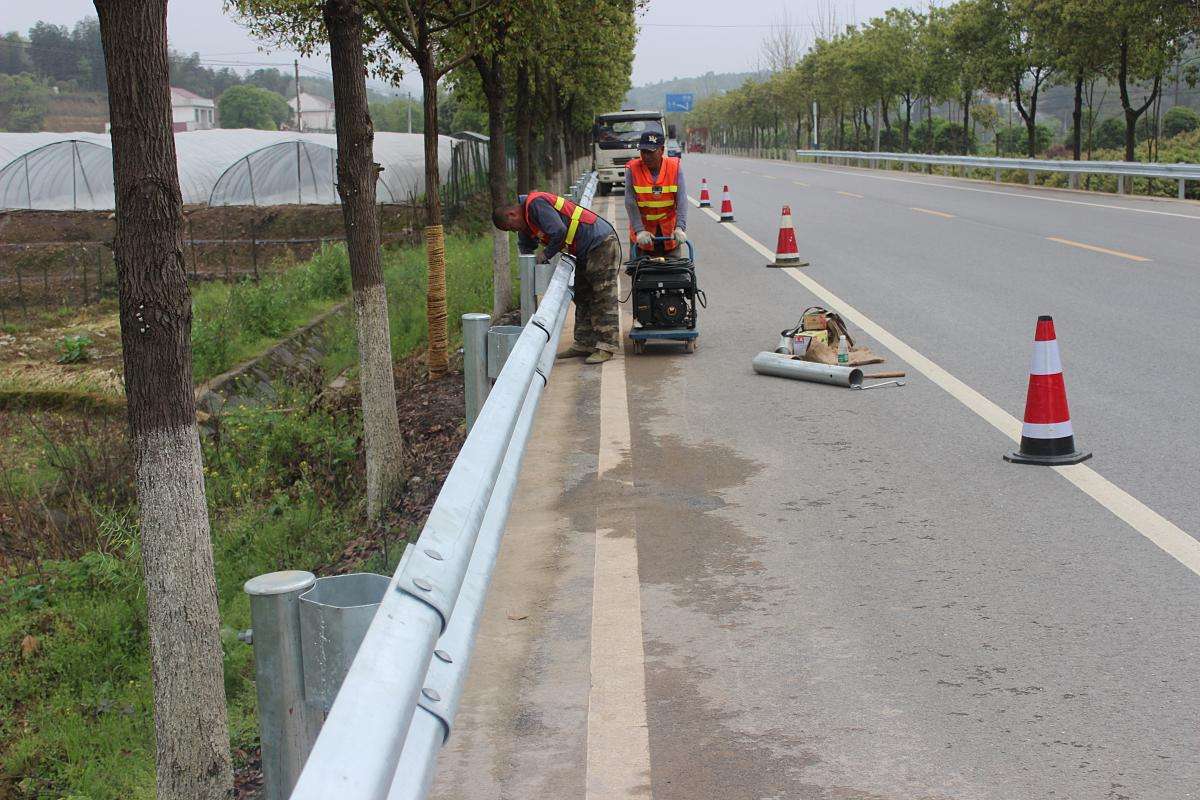 公路波形護(hù)欄平時(shí)應(yīng)該怎么維護(hù)呢？