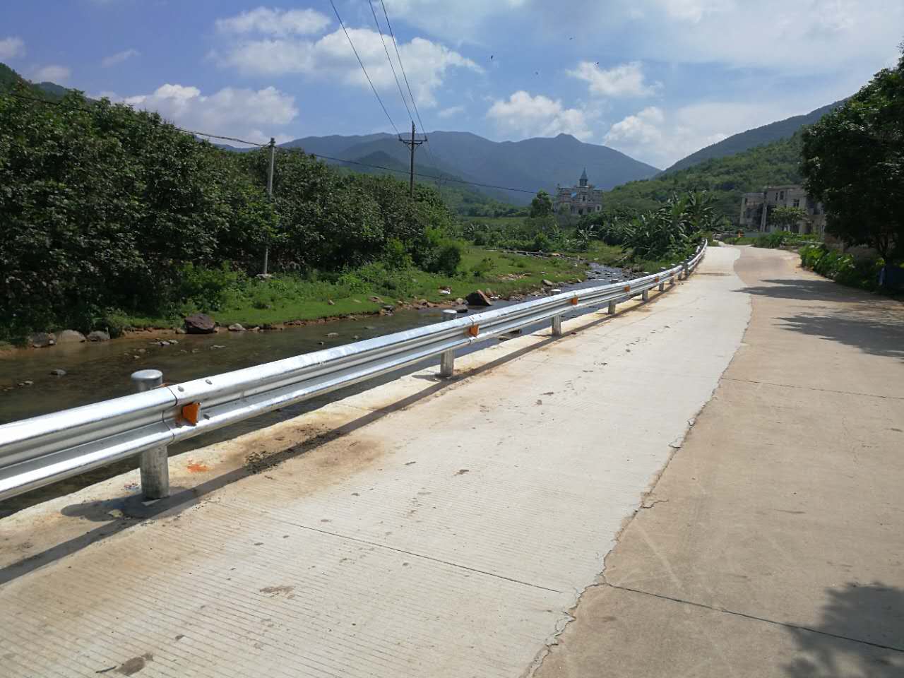 道路波形護(hù)欄防撞價(jià)格一般多少比較合適？